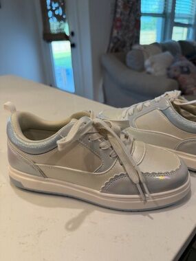 Old Navy Casual Iridescent White Lace-Up Sneakers Size 5